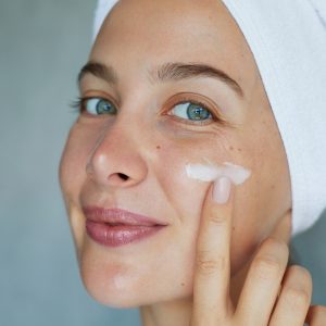 Kosmetik trotz Neurodermitis: Möglichkeiten und Tipps für empfindliche Haut 